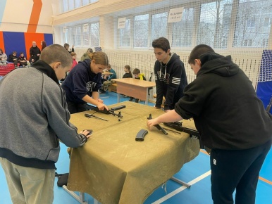 Соревнования по скоростной неполной разборке и сборке автомата Калашникова